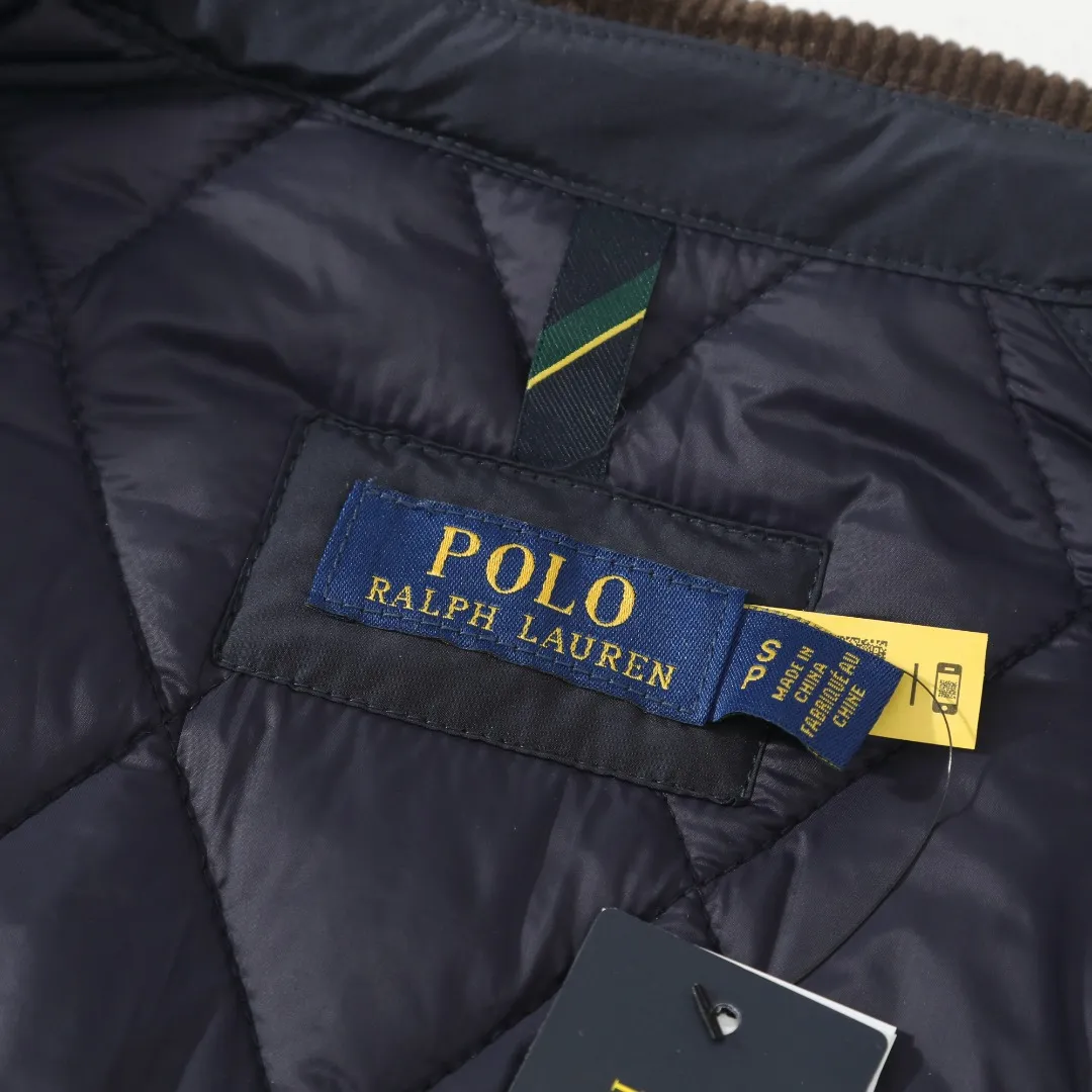 P370 #59 Ralph Lauren classic rhombus quilted cotton jacket for men and women. Inspired by retro workwear, it blends with contemporary British style. The imported machine-pressed rhombus quilting is accurately aligned, and the three-dimensional H-shaped tailoring is neat and slim. It is not bulky when layered in autumn and winter, and still maintains a light style.  Texture is reflected in the details: customized metal buckles, corduroy lapels, breathable eyelets under the arms, and slits on the hem, all replicating the brand's high-end genes. All excipients are standardized!  Five colors to choose from: black/khaki/brown/green/navy blue, easy to switch between commuting, leisure, and travel occasions. Function and appearance coexist: 37.5°C temperature control black technology, breathable and moisture-proof, anti-slip cotton patented fabric, temperature-locking, soft and waxy, durable and stylish. A retro warm-keeping item that can handle low temperatures calmly. The details are all made of craftsmanship, and the style has no limits. It has a classy look that will turn heads.  Color: Khaki Black Navy Green Brown Size: S M L